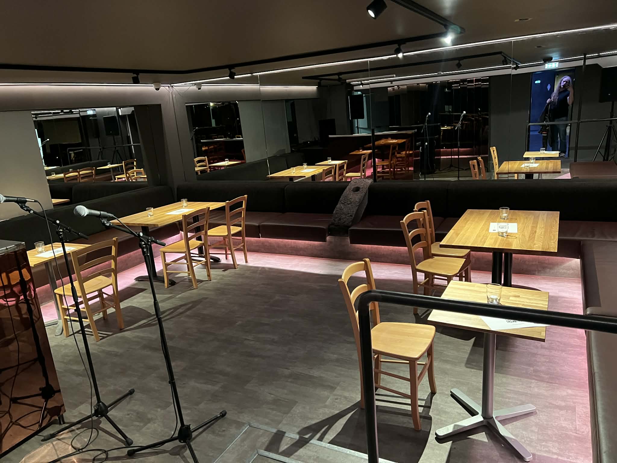 Z-stofan Karaoke Lounge